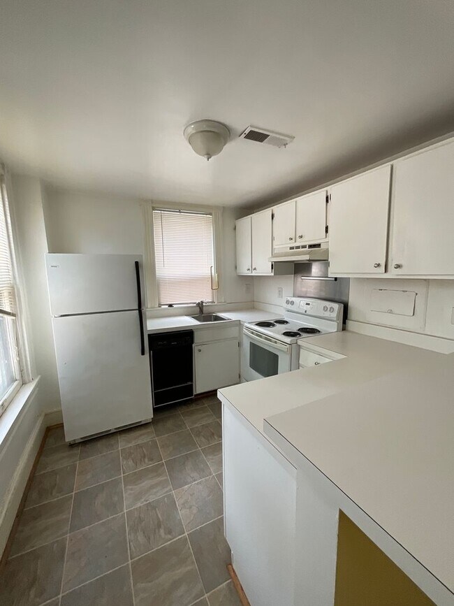 Building Photo - Adorable One Bedroom in Historic Downtown Portsmouth