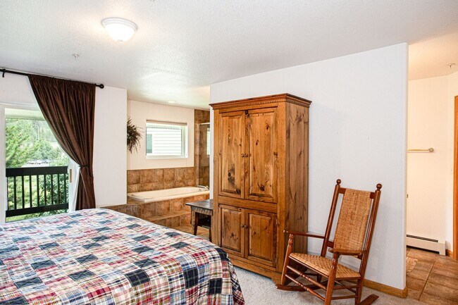 Building Photo - Convenient Location! Lots of Space and Lig...