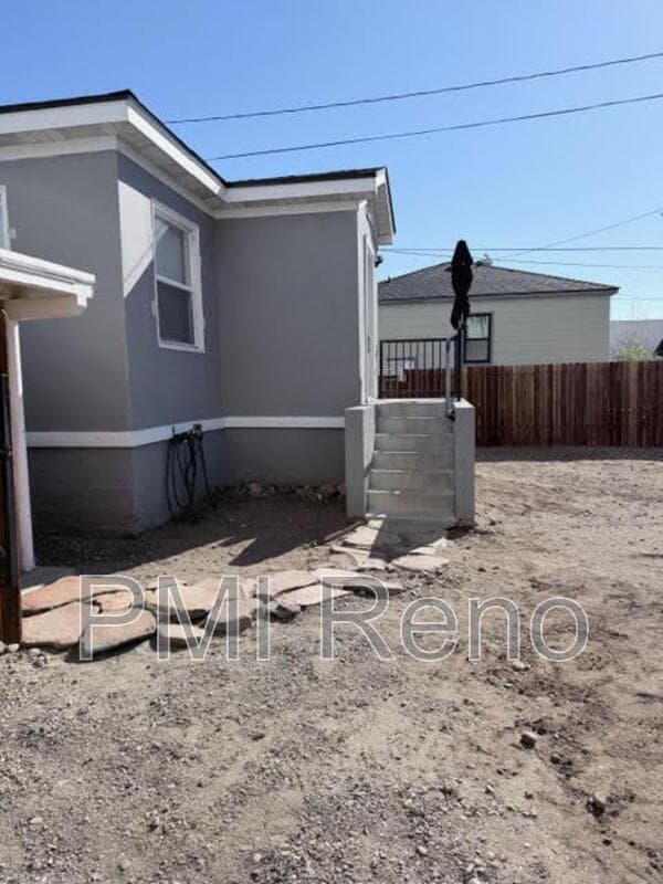 Building Photo - 613 E 2nd St