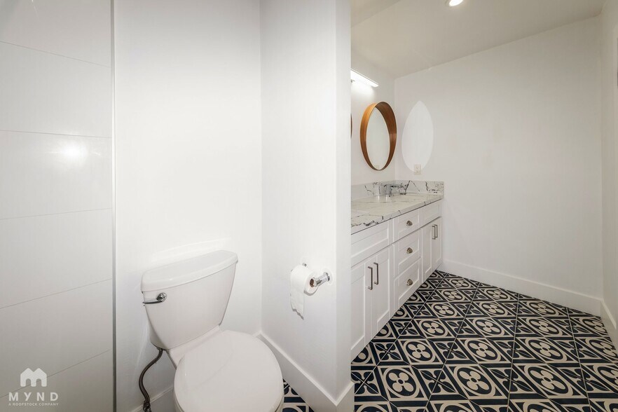 Building Photo - 13942 Mango Dr