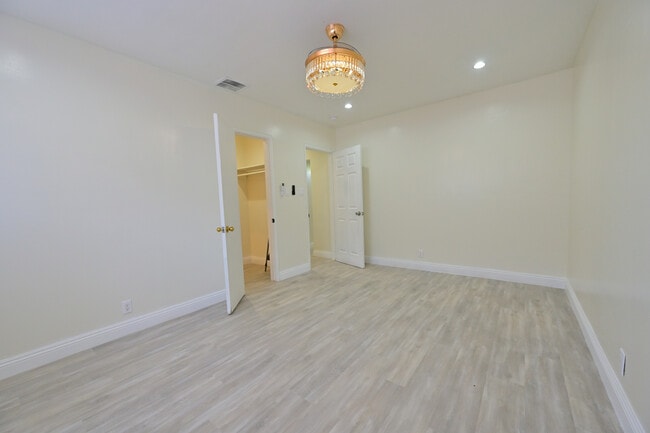 Building Photo - 326 E Olive Ave
