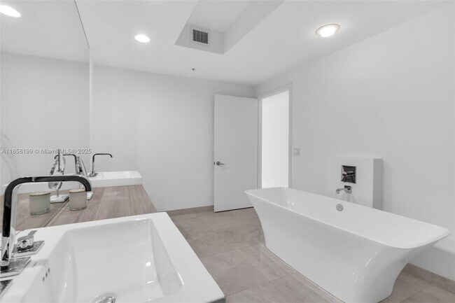 Building Photo - 17111 Biscayne Blvd