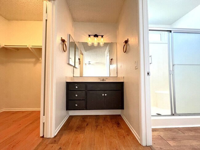 Building Photo - 3 bed, 2 bath located in Riverside!