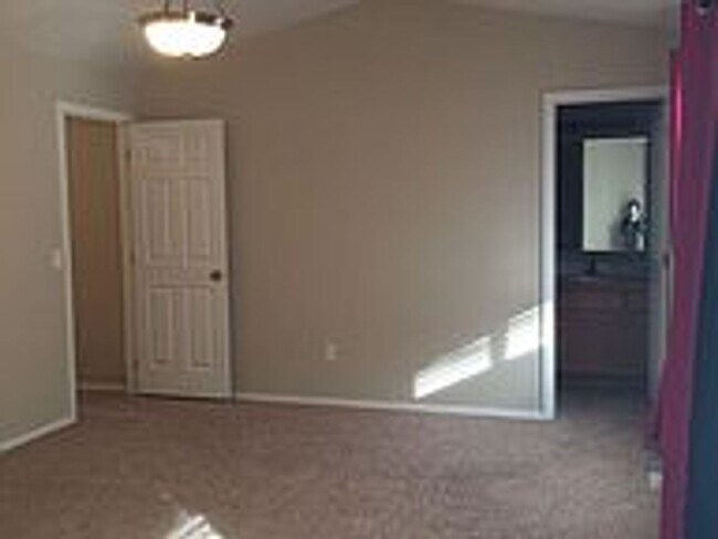 Building Photo - Comfort Meets Convenience in the Heart of Pullman