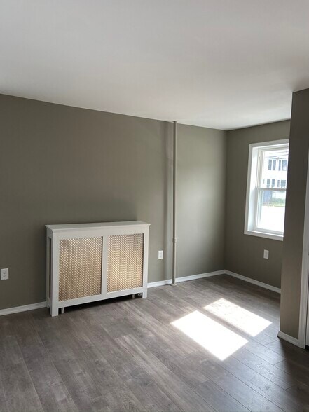 Living room/dining area combo - 946 Exeter Ave