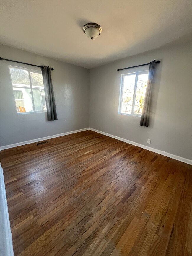 Building Photo - Downtown Living with a Massive Yard 3 Bed 1 Bath $1965.00