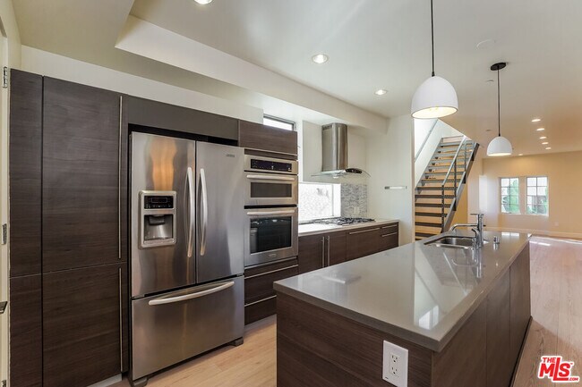 Building Photo - 1250 N Harper Ave