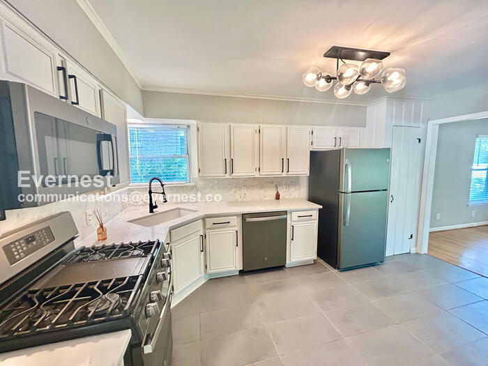 Building Photo - 8633 Westglen Dr