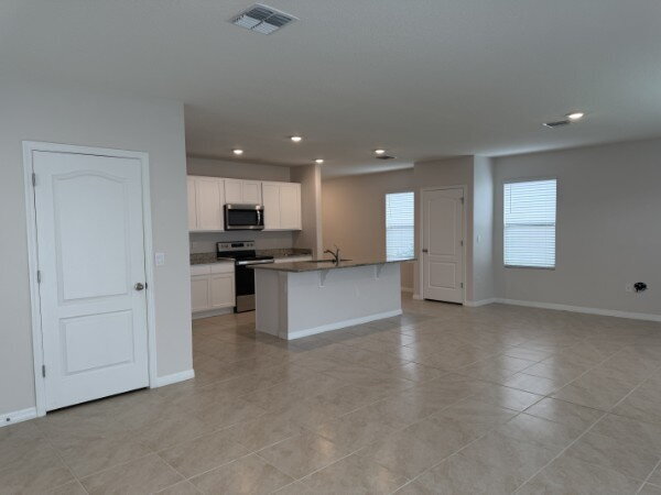 Building Photo - Large 4 Bedroom/2.5 Bathroom Home in Thompson Grove