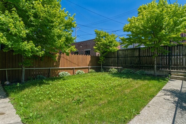 Building Photo - 921 S Oakley Blvd