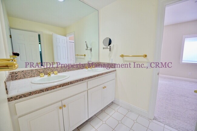 Building Photo - Exclusive Home in Gated Community!