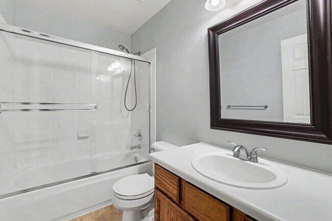 Building Photo - Bright Littleton Townhome with Vaulted Ceilings & Fireplace
