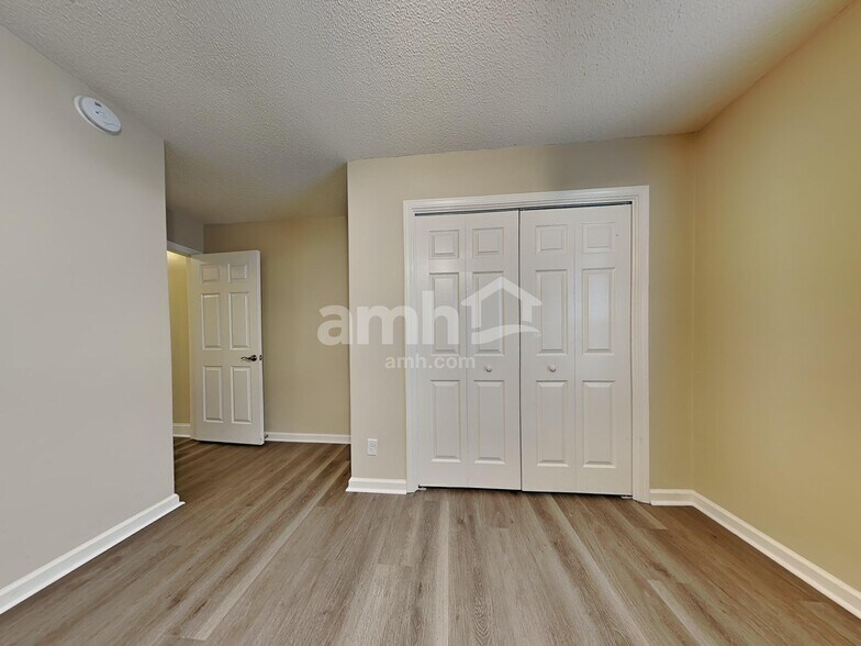 Building Photo - 409 Roberts Way