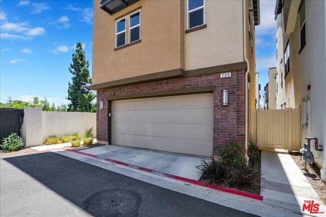 Building Photo - 725 Daniel Freeman Cir