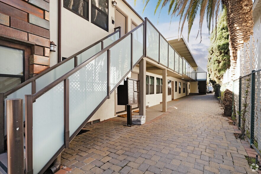 Building Photo - The Clover