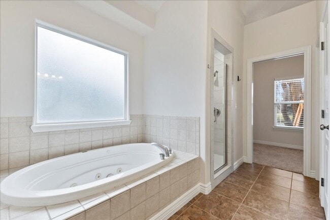 Building Photo - Quiet, Convenient, and Spacious 5 Bedroom 4 Bathroom Home