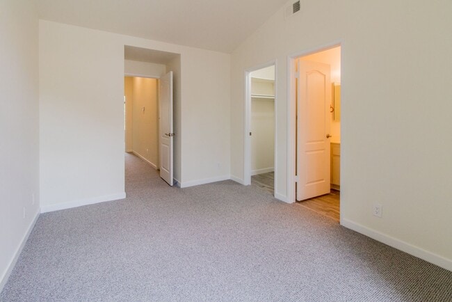 Building Photo - Beautiful 2 Bed, 2.5 Bath Two-Story Townhome in Belsera