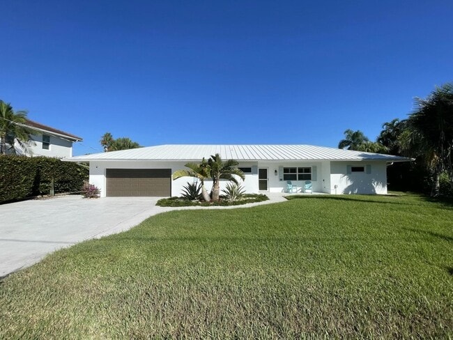 Building Photo - 8585 SE Palm St