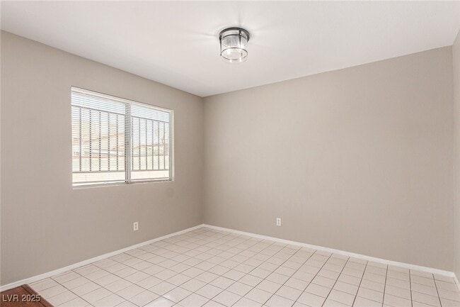 Building Photo - 557 Chelsea Dr
