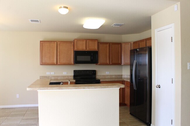 Building Photo - ALMOST NEW, CUTE 3 BEDROOM, 2 BATH
