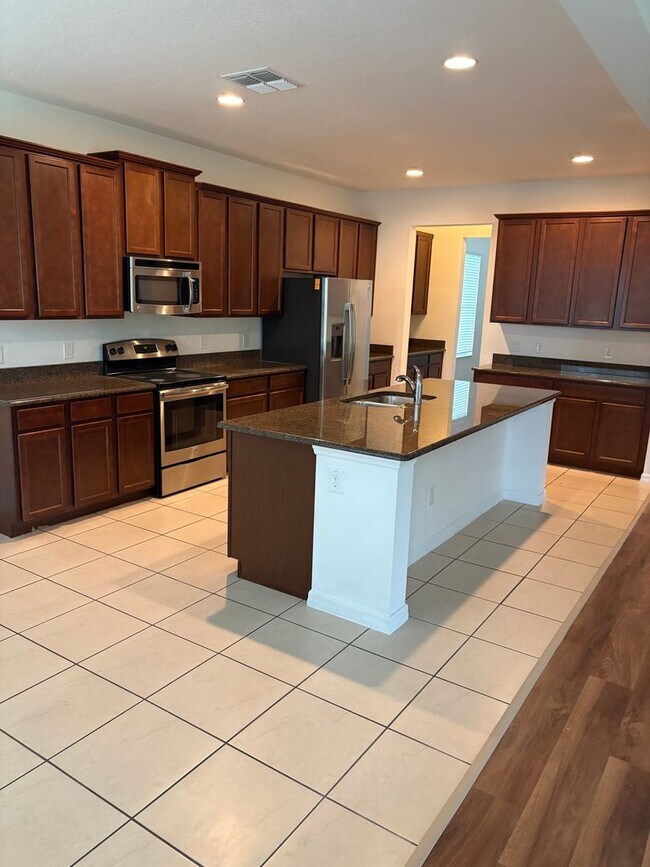 Building Photo - IMMEDIATE OCCUPANCY !!! LARGE// 5 Bedroom ...
