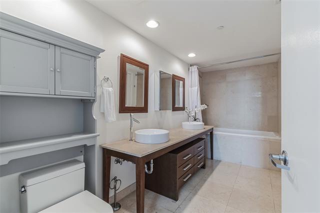 Building Photo - 475 Brickell Ave