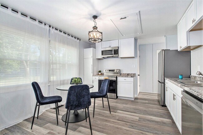 Building Photo - 1160 Helman Drive - Comfortable 3 Bed, 1.5 Bath Home in McKinley Terrace