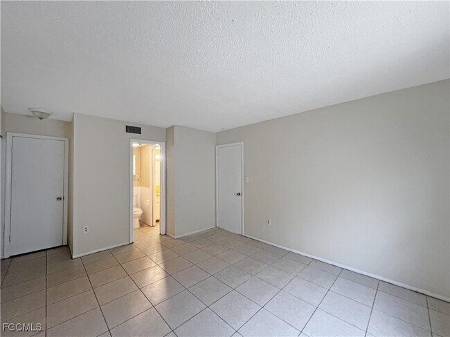 Building Photo - 1852 Golf View Ave