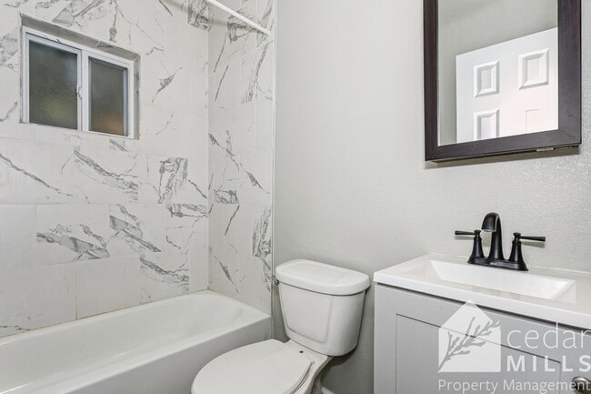 Building Photo - Centrally Located 3 Bedroom