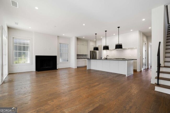 Building Photo - 160 4th St