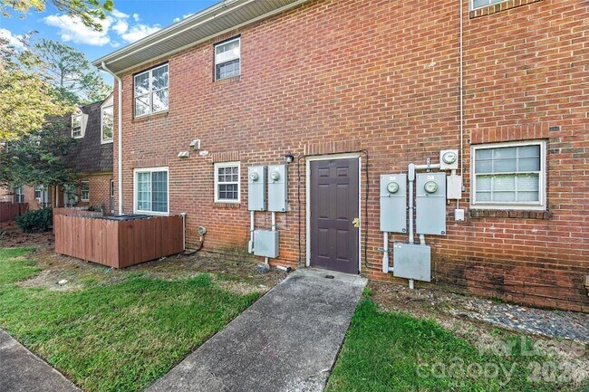 Building Photo - 5805 Hunting Ridge Ln