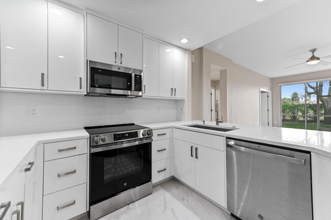 Building Photo - 12454 Crystal Pointe Dr