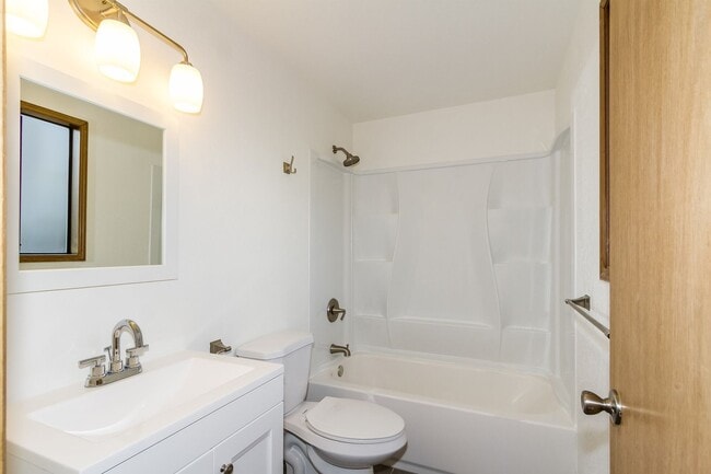 Building Photo - Maple Leaf 2-story 3 bed/2.5 bath with deck and garage available now for $3700!!