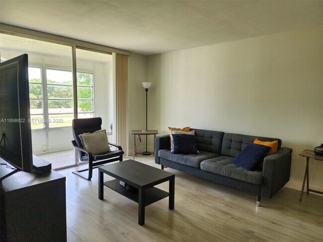 Building Photo - 9101 Lime Bay Blvd