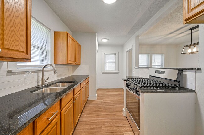 Building Photo - 2209 N Bath Ave