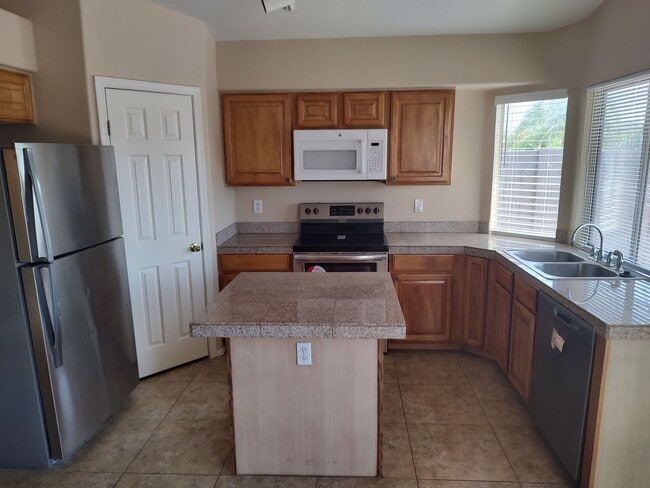 Building Photo - 3 Bedroom - 2 Bath - Mesa