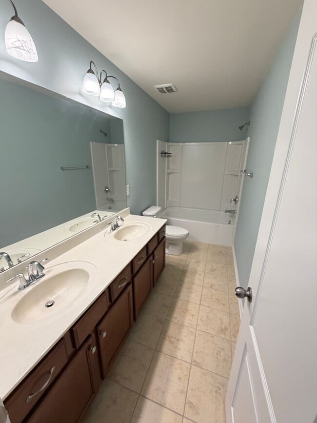 Building Photo - Expansive 5-Bedroom, 3-Story Home in Desirable Harrisburg Neighborhood