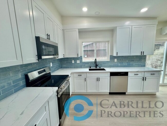Building Photo - Modern 1 Bed / 1 Bath with Private Yard in...