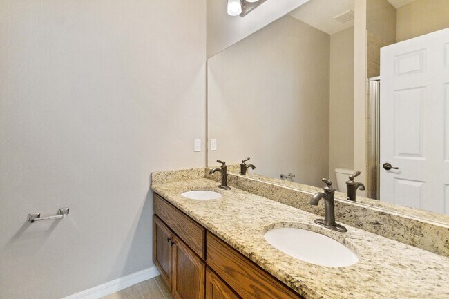 Building Photo - MOVE IN SPECIAL-Beautiful Two Story 3/2.5 Town Home w/ Loft & Screened Porch in St. Cloud