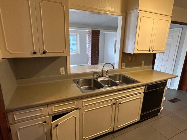 Building Photo - 5 Bedrooms Near Downtown!