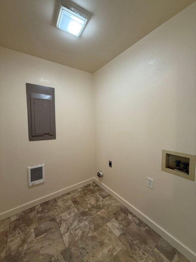 Building Photo - $500 Off Move In Costs!! Updated Farm House