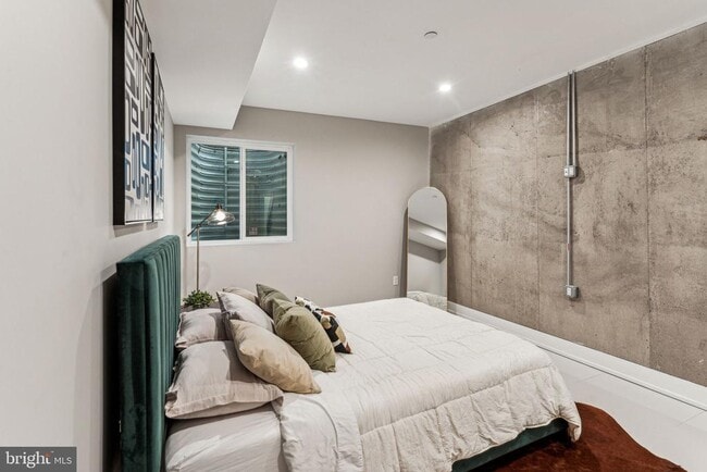 Building Photo - 1514 S Bambrey St