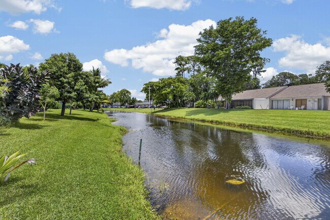 Building Photo - 716 Lake Wellington Dr