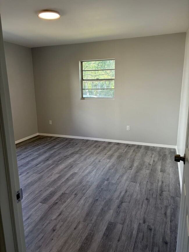 Building Photo - Newly Renovated 2 Bedroom Duplex in Maitland Available Now! Modern Finishes!