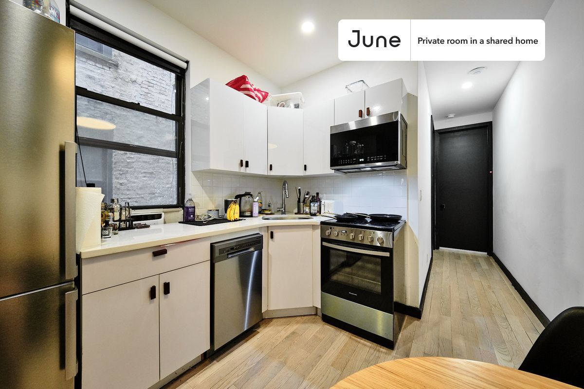 Building Photo - Room in Shared 3 bed/3 bath home