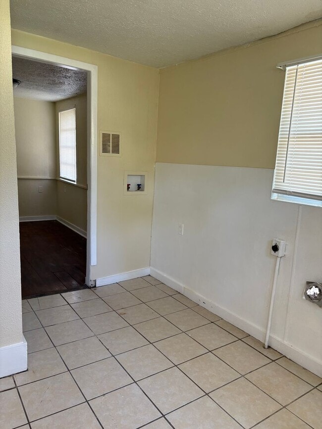 Building Photo - Large 4 bedroom 1 Bath House for rent