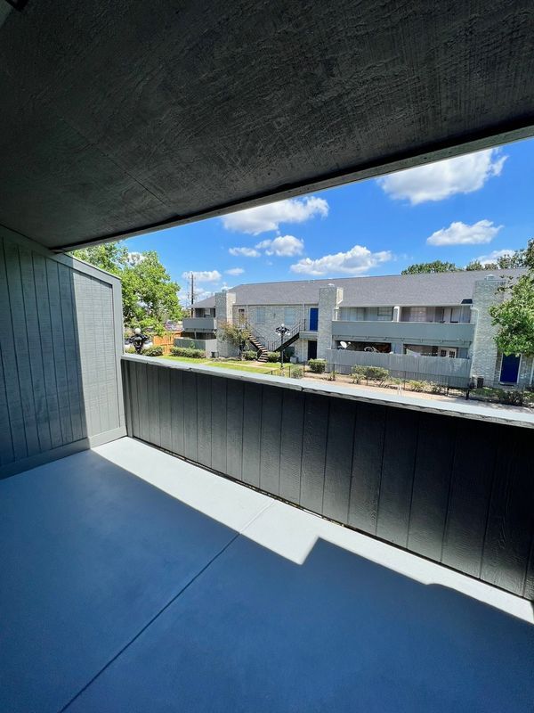 Building Photo - 9700 Leawood Blvd