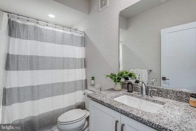 Building Photo - MOVE-IN READY TOWNHOUSE-STYLE CONDO IN ASHBURN