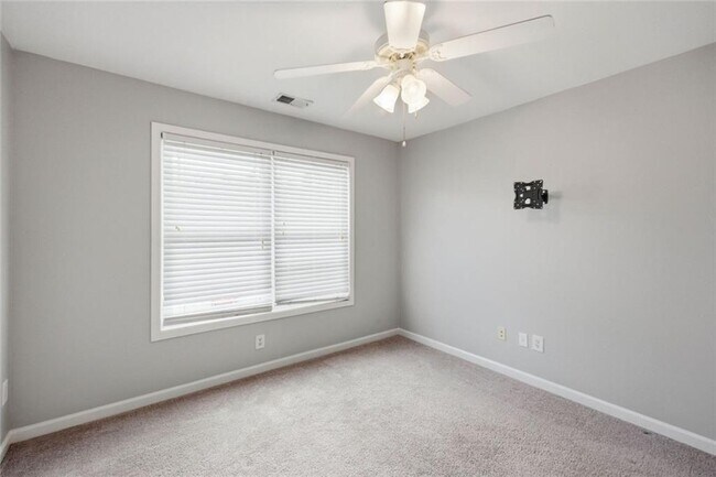 Building Photo - 518 S Fortune Way
