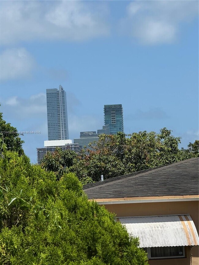 Building Photo - 1218 SW 11th Ave